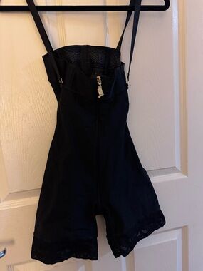 High-Waist Black Shaping Shorts with Adjustable Straps